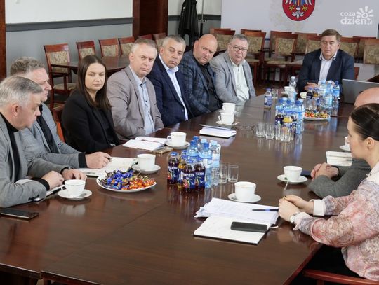 Powiat Mławski i gminy razem dla mieszkańców – nowe inwestycje, wsparcie dla szpitala i rozmowy o transporcie publicznym