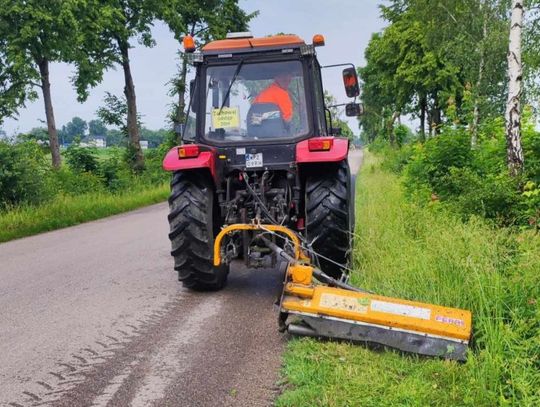 Powiat przasnyski: prace porządkowe na poboczach dróg powiatowych