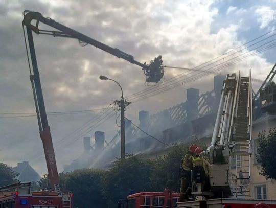 Pożar kamienicy w Mławie. Policja i strażacy w akcji. Mieszkańcy bezpieczni