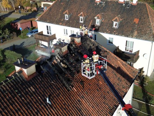 Pożar poddasza przy ulicy 17 Stycznia. Służby dokonały w budynku tragicznego odkrycia Strażacy dogaszają pożar z wysięgnika
