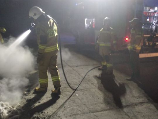 Pożar w Helenowie wybuchł przed godziną 23, w środę