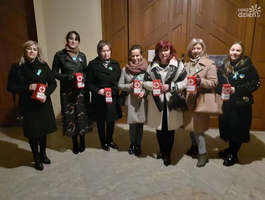 Pracownicy Oddziału Rejonowego Polskiego Czerwonego Krzyża w Ciechanowie kwestowali na rzecz obywateli Ukrainy