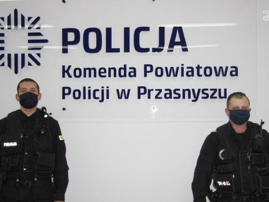 Przasnyscy policjanci uratowali mężczyznę z pożaru