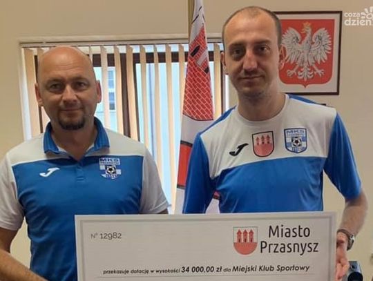 Przasnysz gra z MKS-em i przekazuje dotację