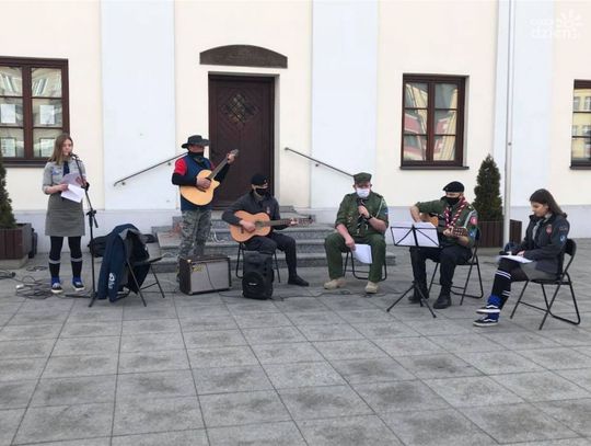 Przasnysz nie kusi losu - "Koncertowanie pod blokiem" przenosi do zamkniętych przestrzeni
