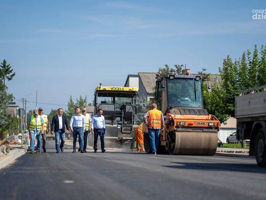Przebudowa ul. Granicznej w Ciechanowie. Trwa układanie asfaltu.