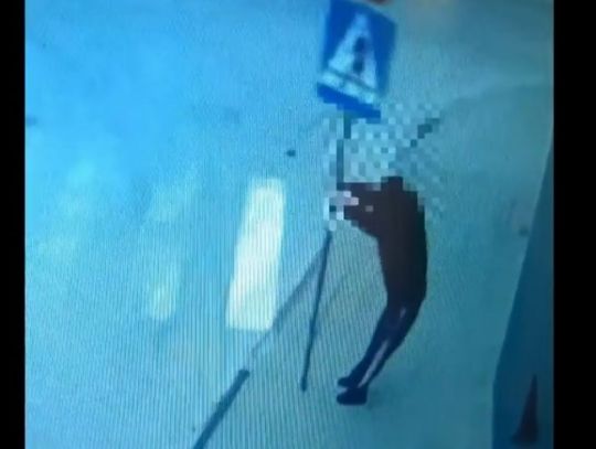 Przeszkadzało mu wszystko. Powywracał kosze, stoczył bój ze znakiem, oderwał rynnę i uszkodził elewację (wideo)