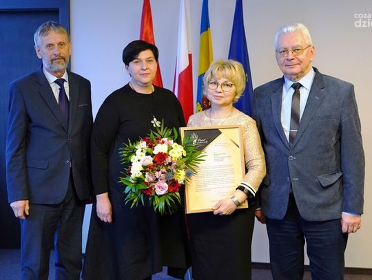 Przez wiele lat była dyrektorką Specjalnego Ośrodka Szkolno-Wychowawczego w Ciechanowie. Elżbieta Brzezińska przeszła na emeryturę
