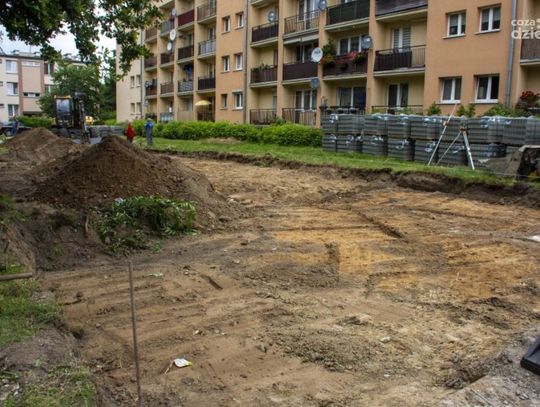 Przy Hallera budują miejsca parkingowe