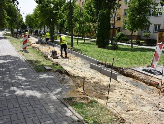 Przy ul. Powstańców Wielkopolskich powstaje chodnik. Przybędzie też ścieżki rowerowej