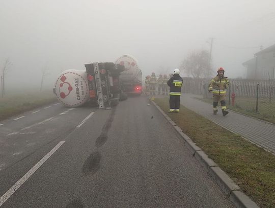 Przyczepa zablokowała drogę pod Gruduskiem, kierowca nie zauważył wysepki