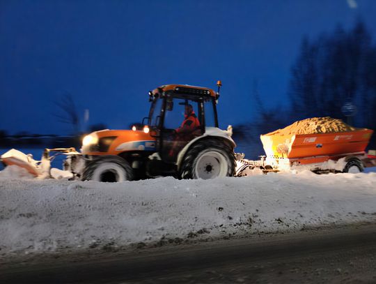 Pług śnieżny i przyczepa z piaskiem