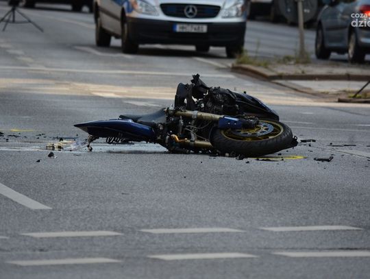 Ranny motocyklista bez uprawnień.