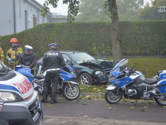Ratownicy udzielają pomocy kierowcy Hondy