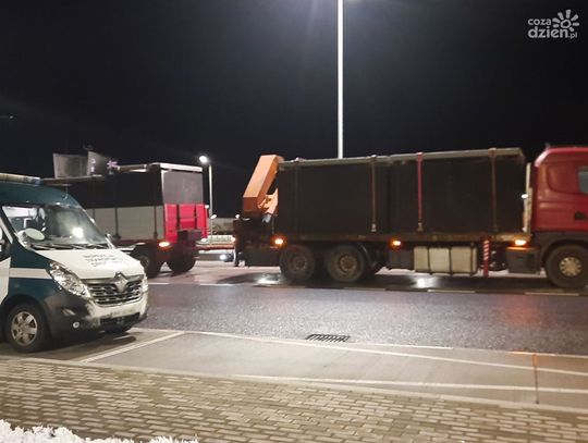 Rekordowe przeciążenia na trasie S7. Inspekcja Transportu Drogowego zatrzymała „stonogi” ważące ponad 76 ton