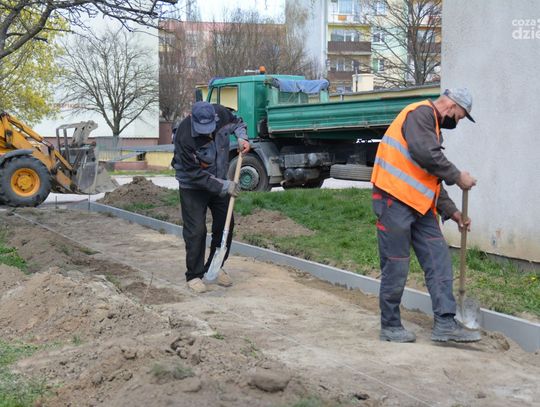 Remontują chodnik na Aleksandrówce