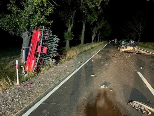 Renault wjechało w tył ursusa z siewnikiem. Ranny 52-latek w szpitalu
