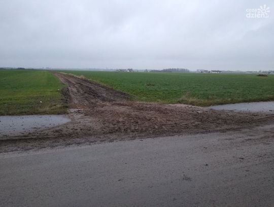 "Rolnik, rolnik, rolnik, pod rolnikiem ciągnik"...błoto ma!