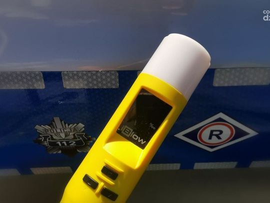 Rowerzysta z 2 promilami alkoholu jechał "wężykiem" po zaśnieżonej drodze 
