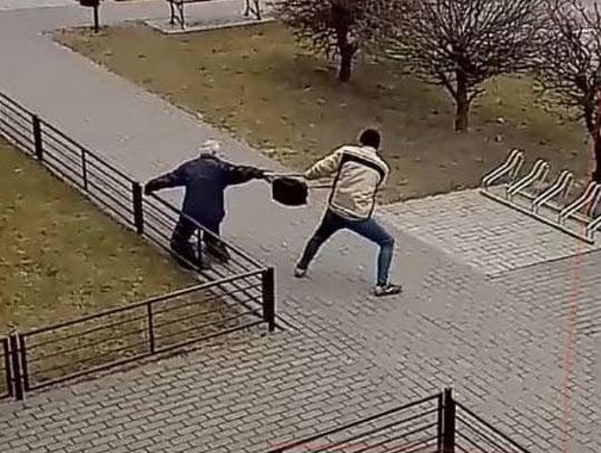 Rozbój na Sikorskiego, pokrzywdzonego szuka policja