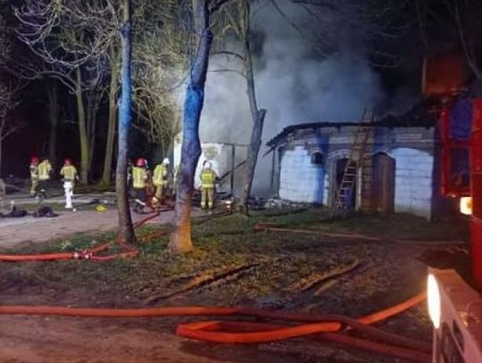 Rozerwaną wybuchem butlę po gazie znaleziono podczas pożaru w Milewie - Rączkach