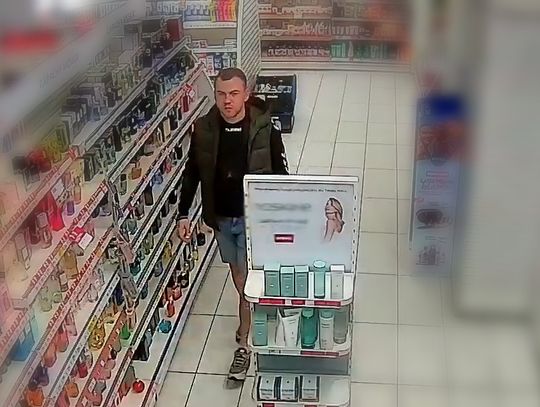 Wizerunek młodego mężczyzny podejrzewanego o kradzież perfum w Mławie, zarejestrowany przez monitoring.