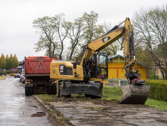 Sprzęt budowalny na ul Fabrycznej w Ciechanowie