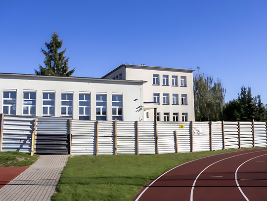 Budynek Szkoły Podstawowej nr 6 w Ciechanowie podczas prac remontowych