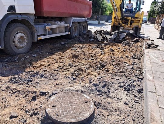 Ruszył remont ul. Obrońców Mławy - koniec z kałużami dzięki nowoczesnej nawierzchni retencyjnej Ruszył remont ul. Obrońców Mławy - koniec z kałużami dzięki nowoczesnej nawierzchni retencyjnej
