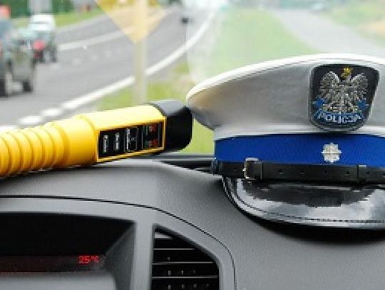 Samochód poruszał się z bardzo małą prędkością, wjeżdżał na krawężnik - zatrzymanie w Ojrzeniu