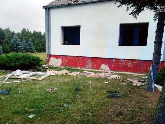 Seniorka została ranna po wybuchu ulatniającego się gazu,  w domu jednorodzinnym, w Uniszkach Cegielni 