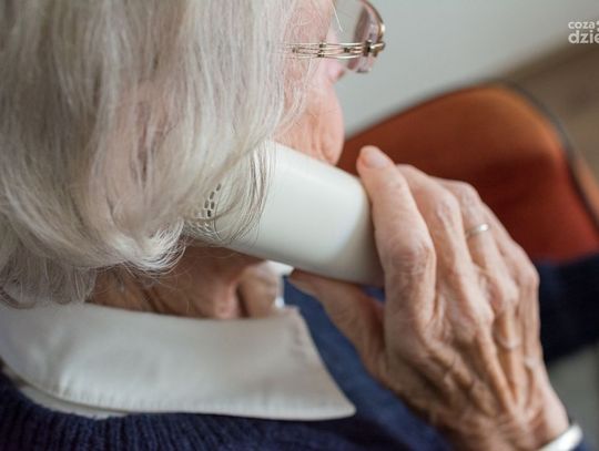 Seniorzy na celowniku oszustów: Uwaga na telefoniczne wyłudzenia!