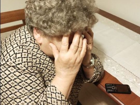Seniorzy wciąż stają się ofiarami oszustów. Można pomóc im wytłumaczyć na co maja uważać