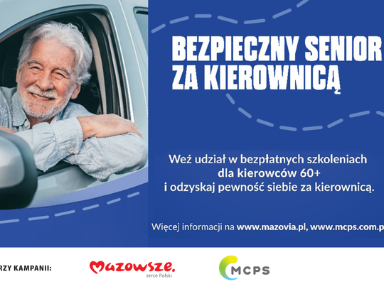 Uśmiechnięty senior za kierownicą samochodu podczas szkolenia z bezpiecznej jazdy na torze.