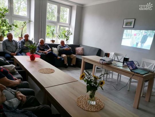 Seniorzy z Dzbonia poznali tajemnice świata finansów