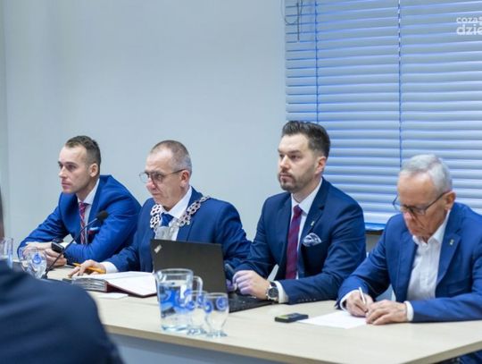Sesja Rady Miasta Ciechanów: Plan pracy na 2024 rok ustalony, zmiany w budżecie i planie gminy
