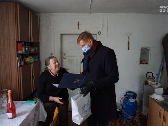 Setne urodziny mieszkanki Kowalewka, kwiaty i życzenia od burmistrza