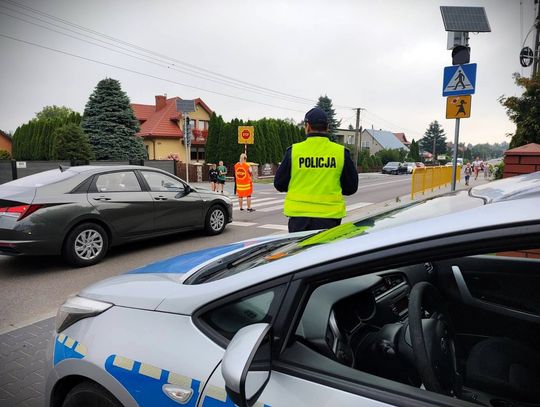 Policja kontroluje zachowanie na przejściu dla pieszych