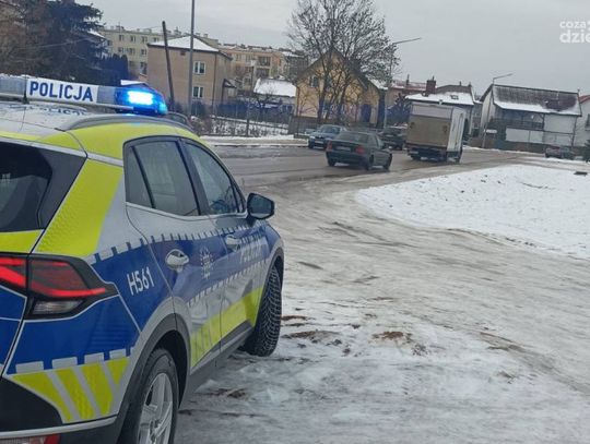 Ślisko w ciechanowskim! Bilans: 5 kolizji i groźny upadek 60-latka