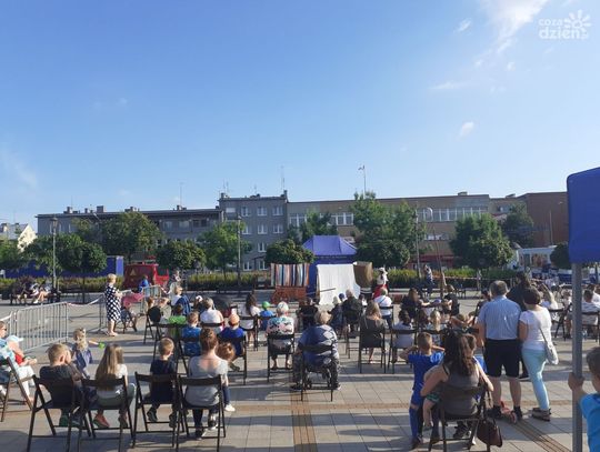 Słońce, aktorzy i dobra zabawa. Teatrzyk uliczny po raz drugi w Ciechanowie