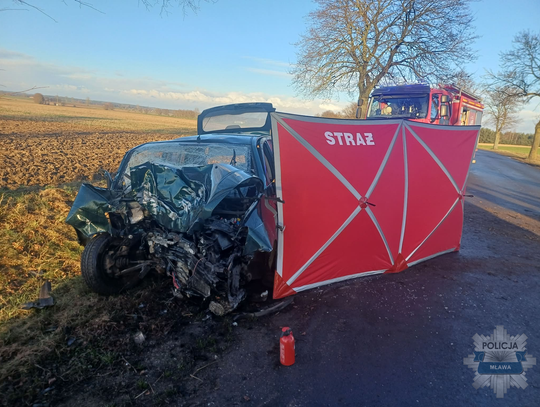 Rozbity samochód i parawan straży pożarnej