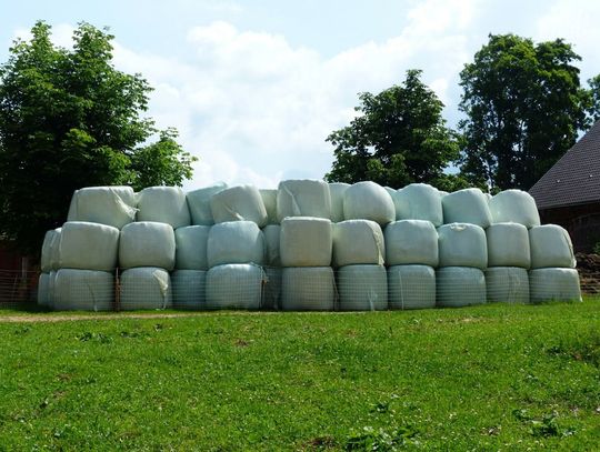 Sońsk otrzymał 100 tys. zł na usuwanie folii rolniczej