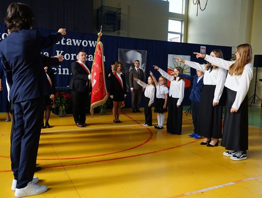 Młodzież szkoły w Gąsocinie ślubuje na sztandar