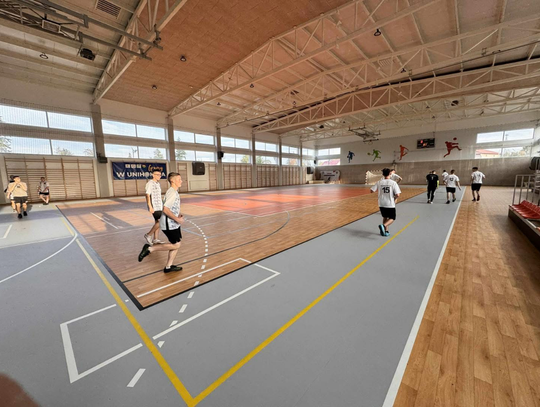 Młodzież gra w halówkę