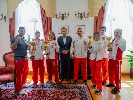 Spotkanie miało miejsce w ciechanowskim magistracie. Prezydent Kosiński zaprosił mistrzów Europy z Ciechanowskiego Klubu Karate Kyokushin