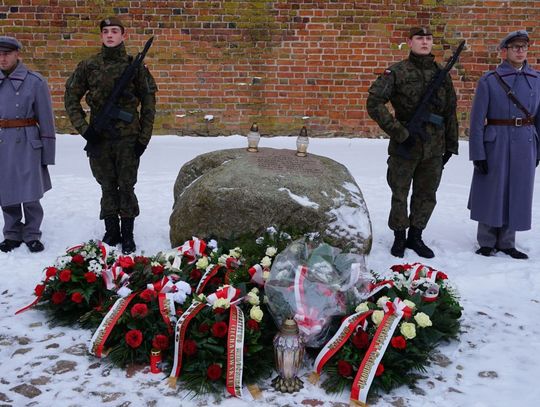 "Sprzeniewierzyli się III Rzeszy." Zamordowanych 80 lat temu Żołnierzy Armii Krajowej upamiętniono na dziedzińcu Zamku Książąt Mazowieckich w Ciechanowie