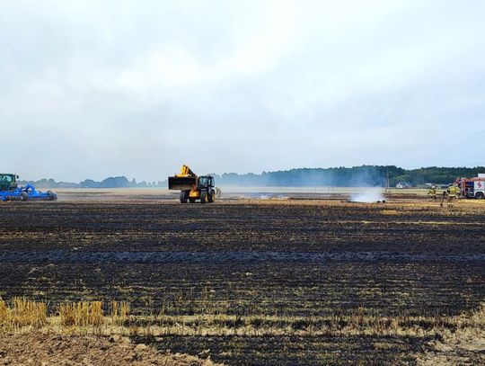 Sprzęt rolniczy, zboże na pniu i słoma w ogniu. Pożar pod Czernicami Borowymi