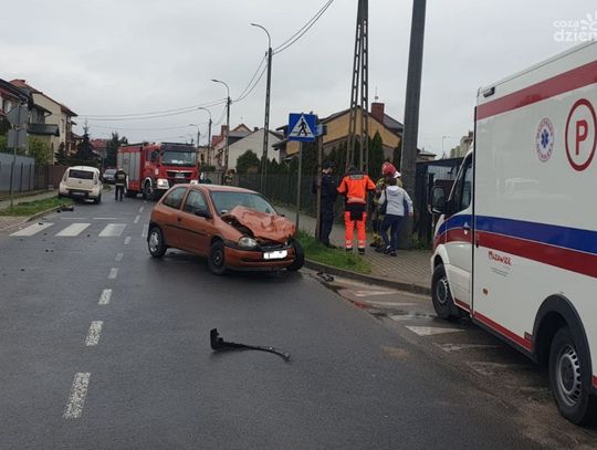 Staruszka, która prowadząc auto nie ustąpiła pierwszeństwa przejazdu spowodowała wypadek. Trafiła do szpitala