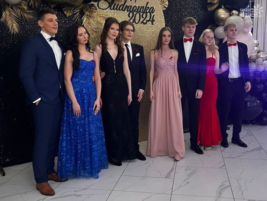 Studniówka 2024 maturzystów "Mickiewicza." Zobacz, jak bawili się abiturienci z Zespołu Szkół nr 2 w Ciechanowie