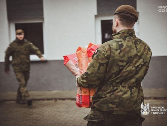 Świąteczna akcja żołnierzy - 300 kilogramów karmy trafiło do schronisk